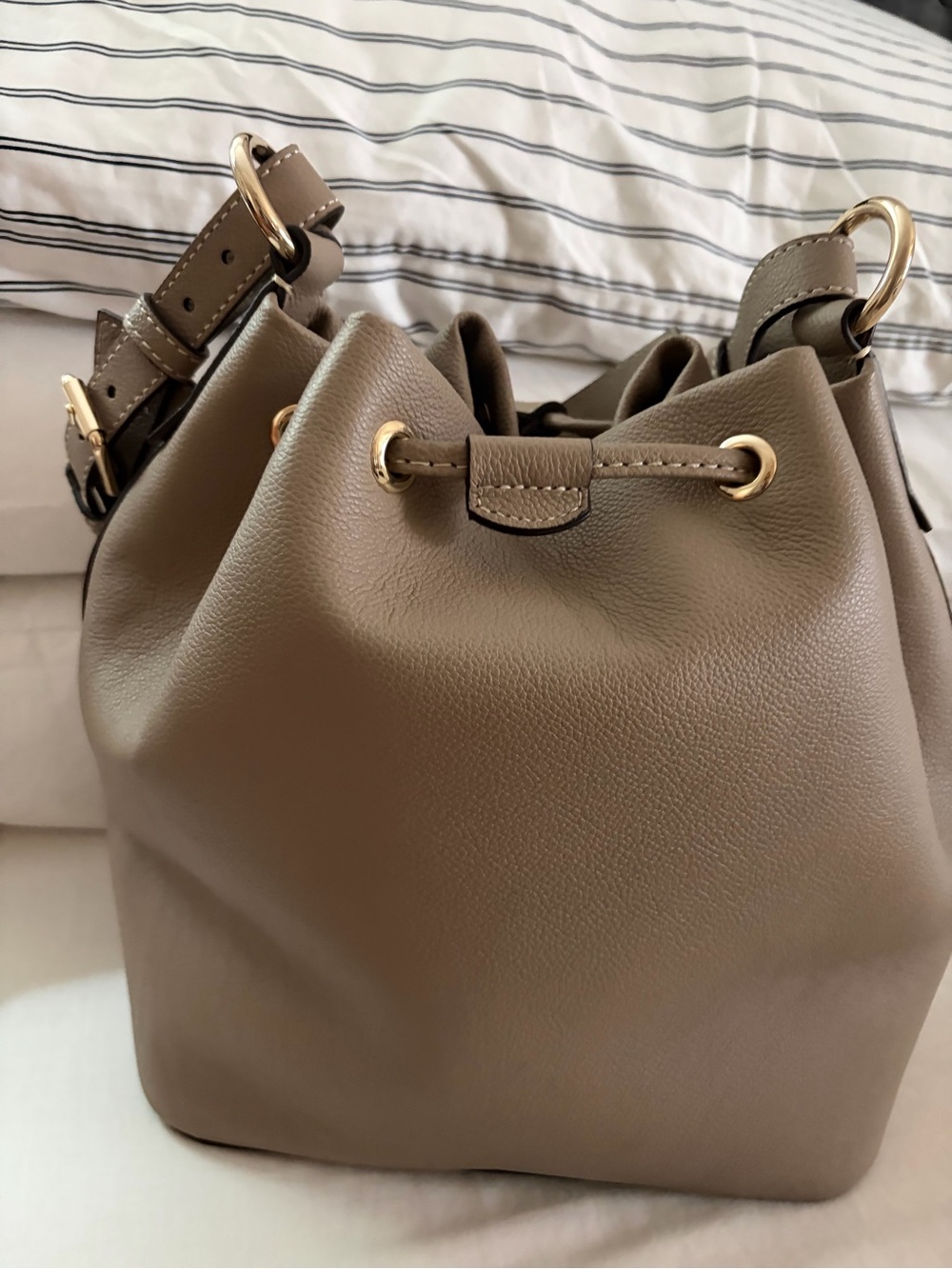 Dooney & Bourke Taupe Bucket Shoulder Bag with Gold Hardware NEW! - Picture 3 of 12